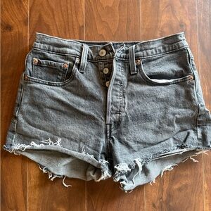 🆕 Levi’s 501 Distressed Dark Denim Shorts / Size 26 / Black/Gray / NWOT!